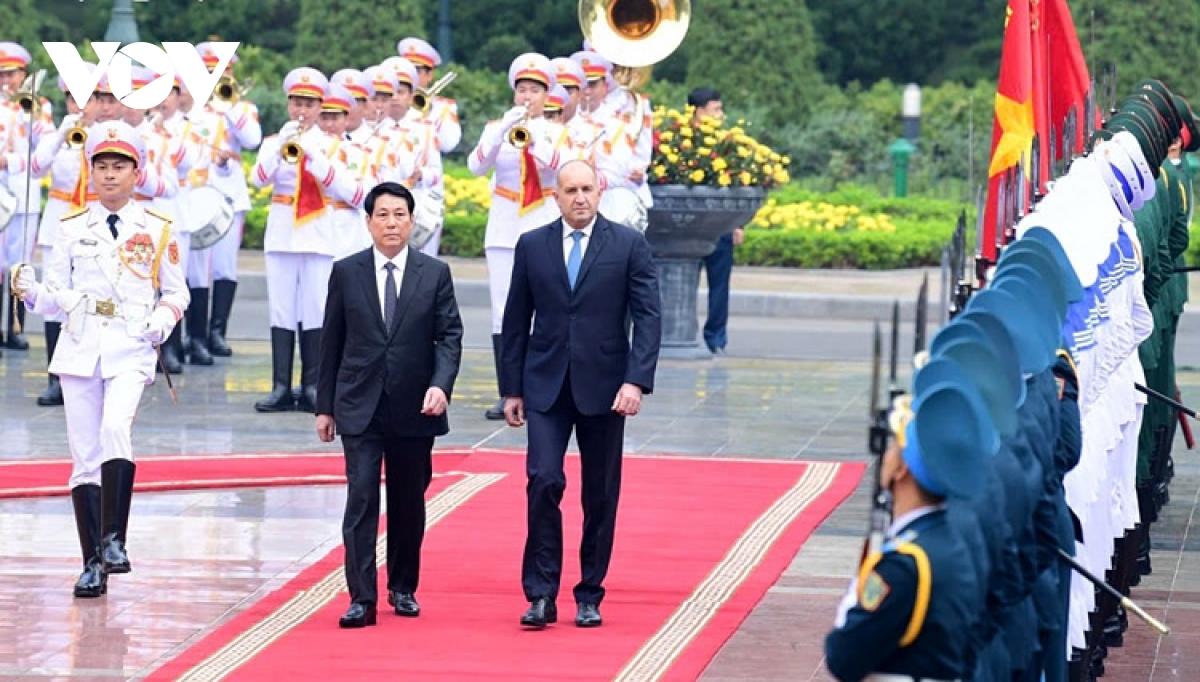 Bulgarian President Rumen Radev warmly welcomed in Hanoi on official visit